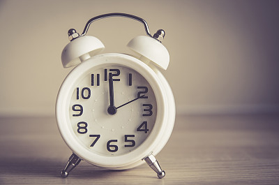 桌子上的复古闹钟。照片在复古的彩色图像风格图片下载