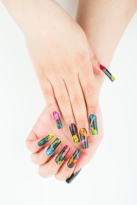 女人的手与美丽的美甲在白色的背景上的特写图片下载