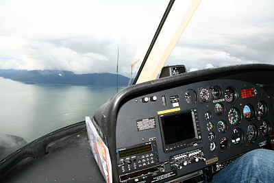 直升飞机飞越门登霍尔冰川，斯卡圭，阿拉斯加，美国图片下载