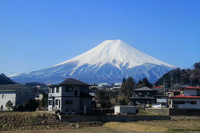 白雪覆盖的富士山和小镇。图片下载