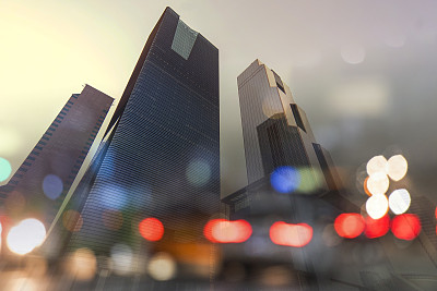 摩天大楼和高速公路在城市，概念商业图片图片下载