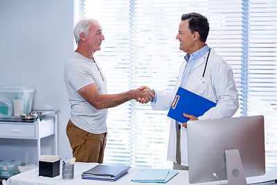 医生和老人握手图片下载