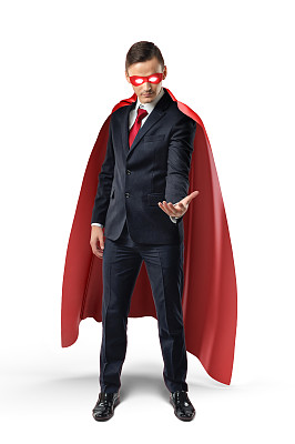 商人在一个红色的斗篷和红色的眼罩看着他的手和拿着什么在白色的背景图片下载