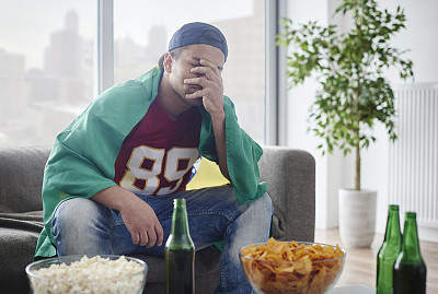 不满的体育迷的正面视图图片下载