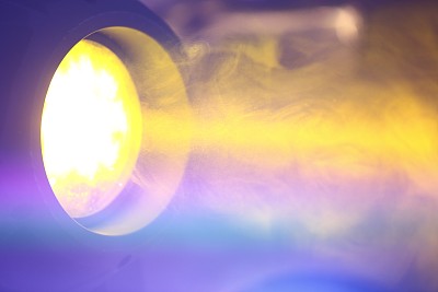 移动的光与烟束接近黄色射线图片下载