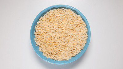 俯视图:在蓝色碗里准备好的方便面素材图片