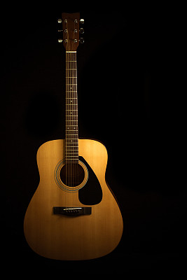 原声吉他上的黑色背景与复制空间图片下载