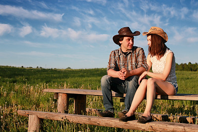 一对年轻人在春天的傍晚欣赏日落图片下载