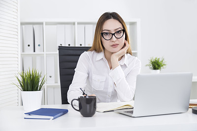 漂亮的亚洲女孩工作项目图片下载