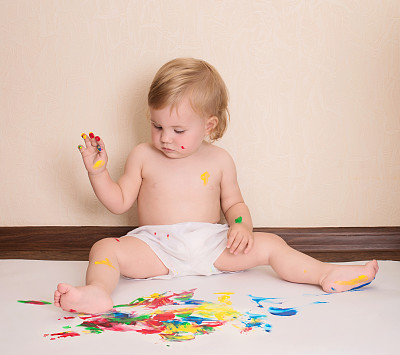 婴儿用手指画画。幼儿绘画。图片下载