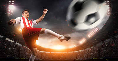 足球运动员在体育场内图片下载