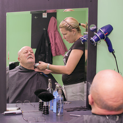 理发的老头图片下载