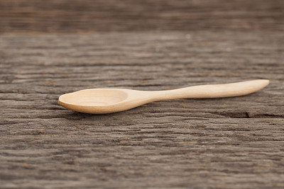 木桌上放着一把木勺图片下载