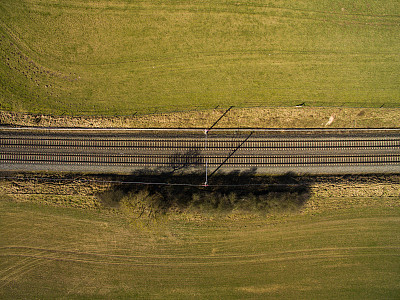 鸟瞰图-俯视图的铁路轨道在农村素材图片