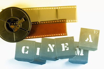 用金属模板制作的Word CINEMA。红黄胶片带和卷轴。图片下载