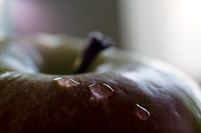 苹果核心和水滴的特写。图片下载