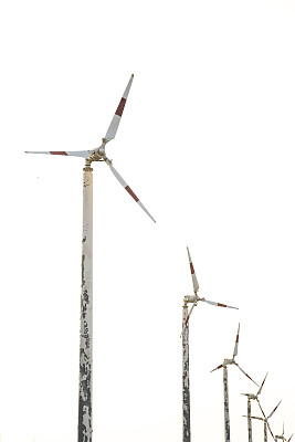 废弃的旧风力涡轮机图片下载