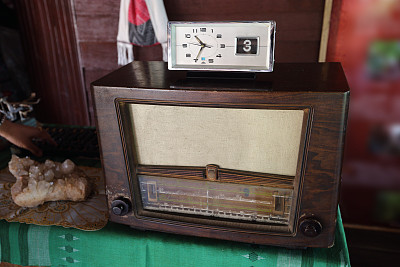 旧复古收音机与古董表模拟钟在老房子与一些装饰项目图片下载