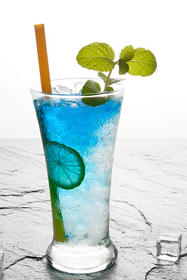 经典的鸡尾酒蓝色饮料与酸橙图片下载