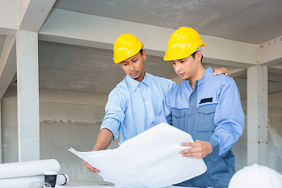 亚洲建筑工程师和亚洲工头检查建筑工地的新基础设施建设项目图片下载