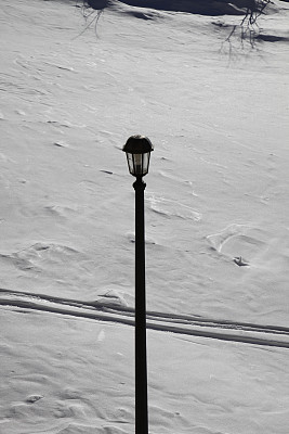 街灯和滑雪痕迹图片下载