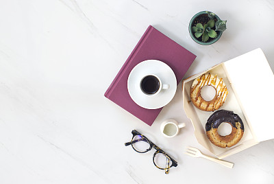 俯瞰上釉的甜甜圈和黑咖啡。图片下载