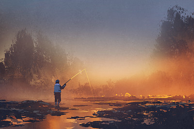 在雾蒙蒙的日出时分，一名男子在湖中钓鱼素材图片
