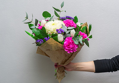 女人手捧鲜花素材图片
