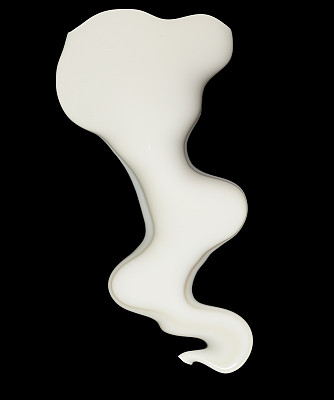 黑色背景上的牛奶图片下载