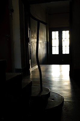 老房子大厅里的楼梯和栏杆。图片下载