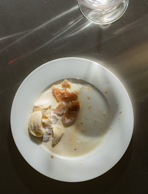 酒杯在餐盘上留下阴影图片下载