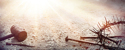 耶稣基督的受难-乾旱地上的锤子、血钉和荆棘冠图片下载