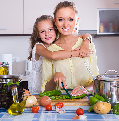 妈妈和小女儿在室内做素菜图片下载