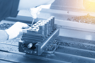 工匠锉削工件图片下载