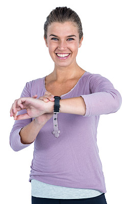 一个快乐的年轻女子戴着手表的肖像素材图片