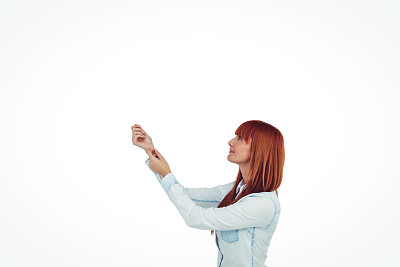 微笑的潮女人指着什么图片下载