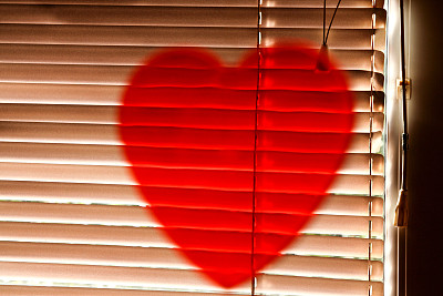 情人节。红色的心涂在百叶窗上。情人节的心形象征，情人节的百叶风格和装饰。图片下载