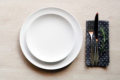 破旧别致的餐桌摆设图片下载