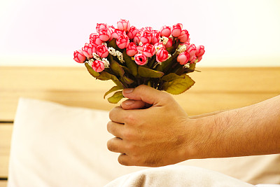 男人拿着玫瑰给女朋友图片下载