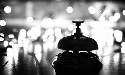 接待铃在桌上和闪闪发光的花环背景上图片下载