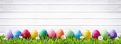 一排复活节彩蛋和白色木质背景素材图片