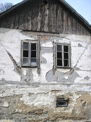 波斯尼亚和黑塞哥维那福伊尼察破旧的旧农舍图片下载