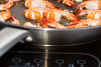 煎虾在平底锅copyspace图片下载