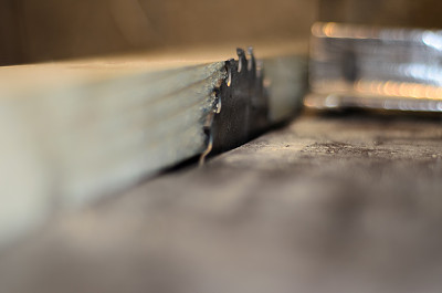 木板放在圆锯台上。有选择性的重点图片下载