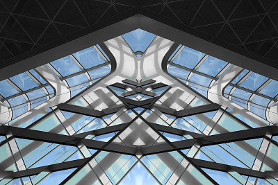 透明的天花板和外面的天空。曲线形状的办公建筑内部片段双曝光照片。带有阴影和反射的现代玻璃建筑。图片下载