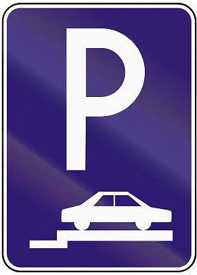 在斯洛伐克使用的路标。在人行道上垂直或对角线停车图片下载