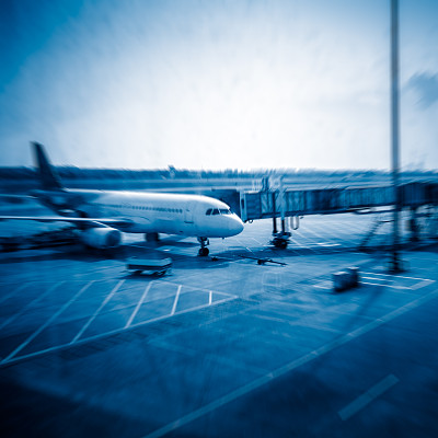 飞机在跑道上图片下载