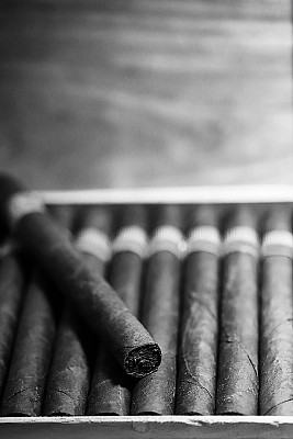 黑白照片的大木箱雪茄手工古巴图片下载