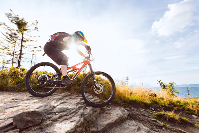 年轻女子骑山地车的照片图片下载