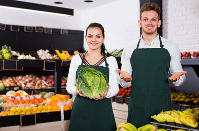 两个年轻的助手在展示蔬菜图片下载